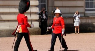 Впервые в истории женщина командовала сменой караула у Букингемского дворца (13 фото)