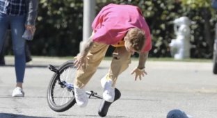 Джастин Бибер проехался на моноцикле, но что-то пошло не так, и он докатился до битвы фотошоперов (17 фото)