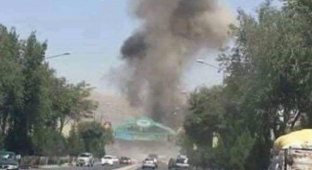 Теракты в Кабуле: взрыв у отеля, второй в аэропорту, десятки раненых и погибшие (5 фото + 2 видео)