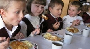 Голодные обмороки детей в школах подтвердились: смотрят, как едят другие (1 фото)