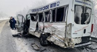МАЗ столкнулся с маршруткой в Мурманской области (4 фото + 1 видео)