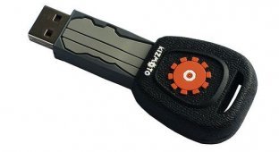 AMP MotKey - USB-флэшка в виде ключа от автомобиля (7 фото)