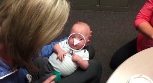 Глухой малыш впервые услышал голос мамы и его реакция бесценна!