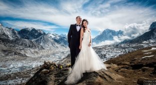 Пара 3 недели поднималась на Эверест, чтобы дать на вершине обеты. Свадебные фото поражают