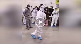 Медсестры устроили танцы для больных коронавирусом