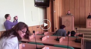 В Славянске чиновница демонстративно вышла во время минуты молчания по погибшим бицямы АТО