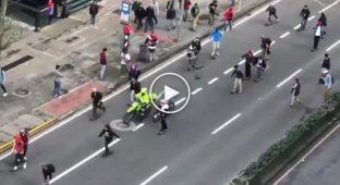 Колумбийская полиция против скейтеров