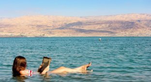Действительно ли в Мертвом море нельзя утонуть? (2 фото)