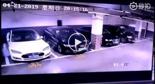 На парковке в Китае внезапно воспламенился электромобиль Tesla Model S