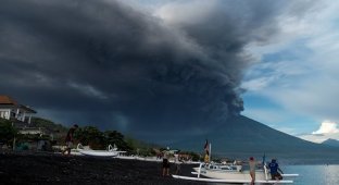 Извержение вулкана на Бали (16 фото)