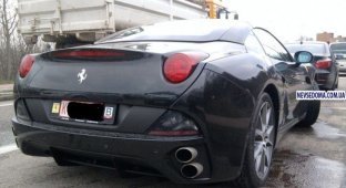 Новенькая Ferrari California “догнала” BMW 5 (2 фото)