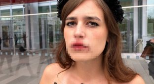 Активистки Femen пришли к суду голые и с зашитыми ртами (4 фото)