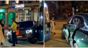 В Москве Bentley столкнулся с трамваем (3 фото + 3 видео)