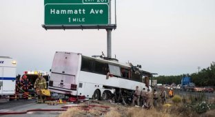 В Калифорнии пассажирский автобус въехал в столб (4 фото)