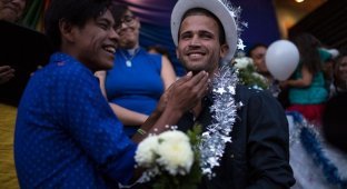 Американская мечта: мигранты устроили массовую ЛГБТ-свадьбу на границе с США (4 фото + 1 видео)