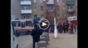 Бунт в Новороссии. Голодные жители перекрыли дорогу. Торез