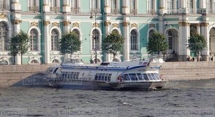 "Метеор" столкнулся с Дворцовой набережной в Санкт-Петербурге (2 фото + видео)