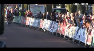 Зритель сбил участницу велогонки в Нидерландах перед финишем