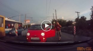 Езда на красном автомобильчике по встречке в Симферополе