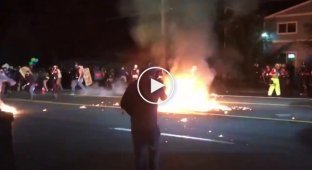 Протестующий бросил коктейль Молотова в полицейских, но подпалил другого активиста