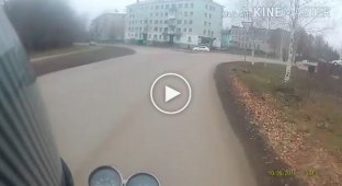 ГАЗ-66 наперерез мотоциклу ИЖ Планета