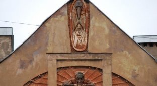 В Санкт-Петербурге со старого дома, напротив которого строится храм, сбили фигуру Мефистофеля (5 фото)