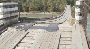 Девушка хотела спрыгнуть с моста в Катунь в Горном Алтае, но за секунду до суицида ее спас прохожий
