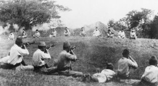 Шокирующие снимки времен Второй мировой: учебная стрельба японских солдат по пленным (12 фото)