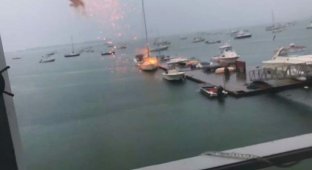 В США мощный удар молнии поразил яхту, стоявшую у пирса (2 фото + 1 видео)
