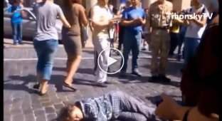 Активистка майдана сорвала украшение с женщины которая потеряла сознание