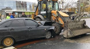 Это было покушение: Стас Барецкий столкнулся с трактором в Питере (4 фото + 1 видео)