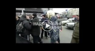 В центре Киева, Евромайдановцы избили водителя