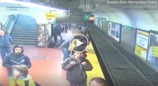 В Буэнос-Айресе мужчина упал в обморок и столкнул девушку под поезд