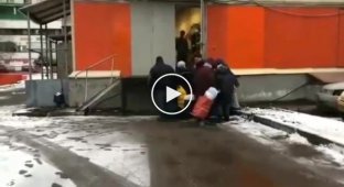 В Москве пенсионеры роются в контейнерах у магазина, чтобы найти просроченные продукты