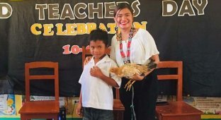 Ученик удивил свою учительницу, когда презентовал ей подарок в виде курицы (6 фото)