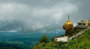 Камень на горе в Мьянме, превратившийся в святыню для буддистов (5 фото)