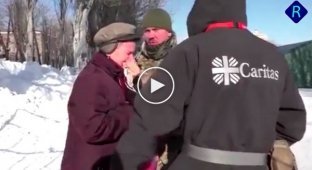 Жительница Авдеевки плачет и просит солдат ВСУ остаться защитить город