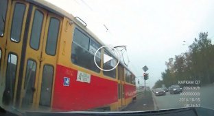 В Екатеринбурге женщина столкнулась с трамваем
