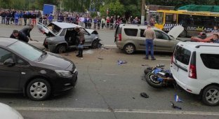 Пьяный водитель из Ижевска устроил несколько ДТП и пытался скрыться, но очевидцы его скрутили (5 фото + 1 видео)