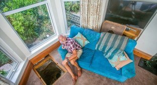 Пенсионер обнаружил под полом своего дома колодец (8 фото)