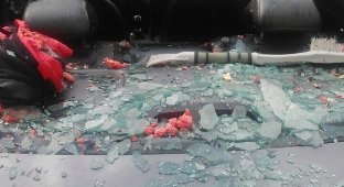 В Сургуте на припаркованный автомобиль сбросили арбуз (3 фото + 1 видео)
