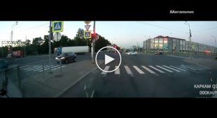 Мотоциклист с пассажиркой попали в ДТП в Петербурге