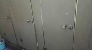 Приватность в китайском туалете (2 фото)