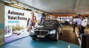 Парковка без водителя стала реальной в музее Mercedes в Германии (2 фото + 1 видео)