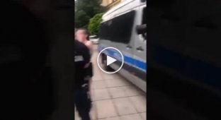 Полицейское поведение привело к панике странных активисток