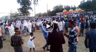 Группу людей ударило током на празднике в Эфиопии