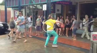Сумасшедший парень танцует на улице
