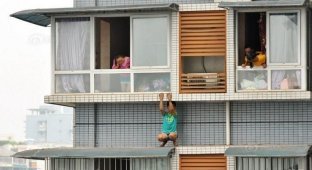 Школьник слез с балкона на 11-м этаже (6 фото)
