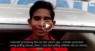 Индийский подросток тащит автомобиль лопатками
