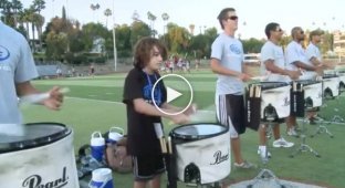 12-ти летний парень играет на барабанах